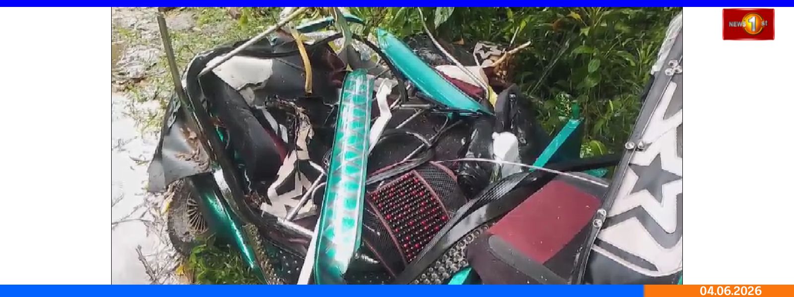 Auto மீது மரம் சரிந்து வீழ்ந்ததில் மூவர் பலி